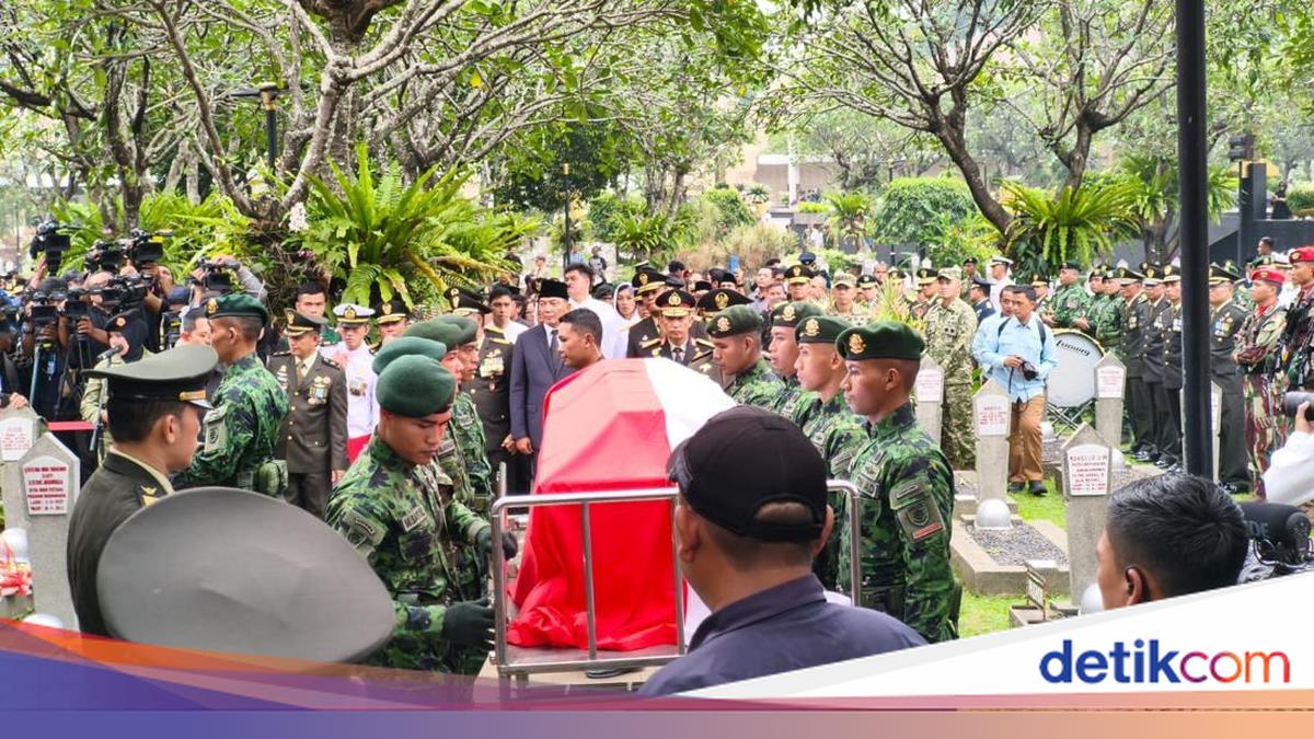 Menhan Sjafrie Pimpin Upacara Pemakaman Ryamizard di TMP Kalibata