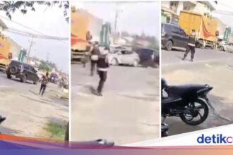 Mobil Pengedar Narkoba di Lampung Tabrak Barikade Polisi