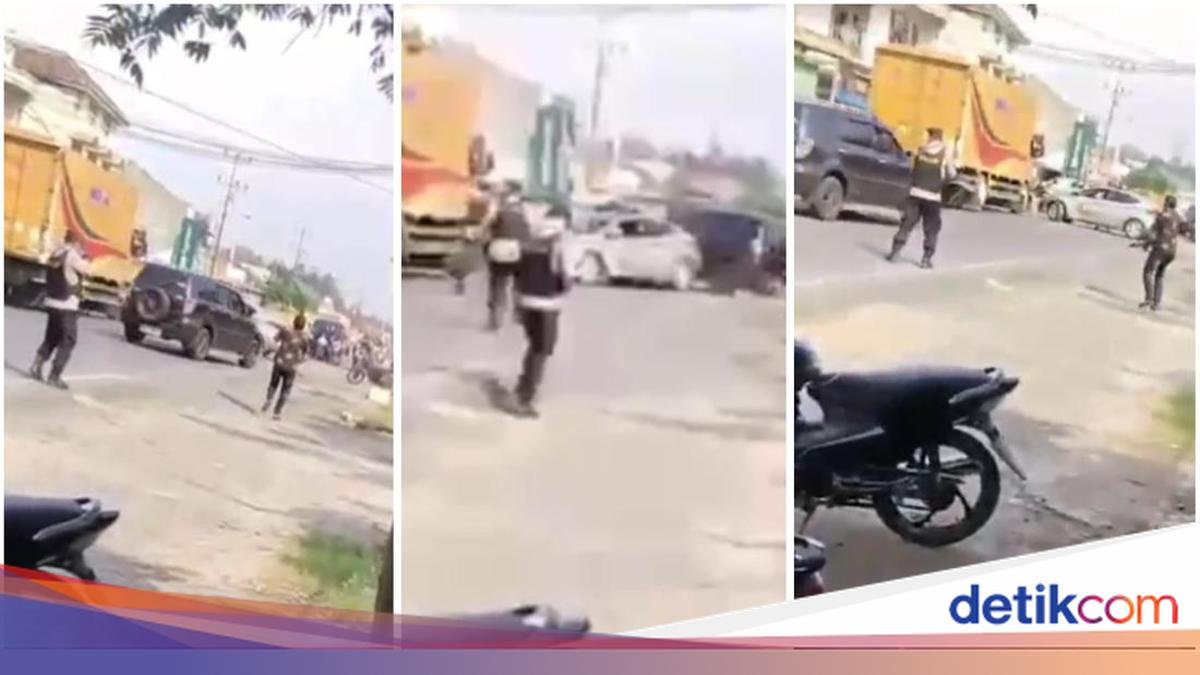 Mobil Pengedar Narkoba di Lampung Tabrak Barikade Polisi
