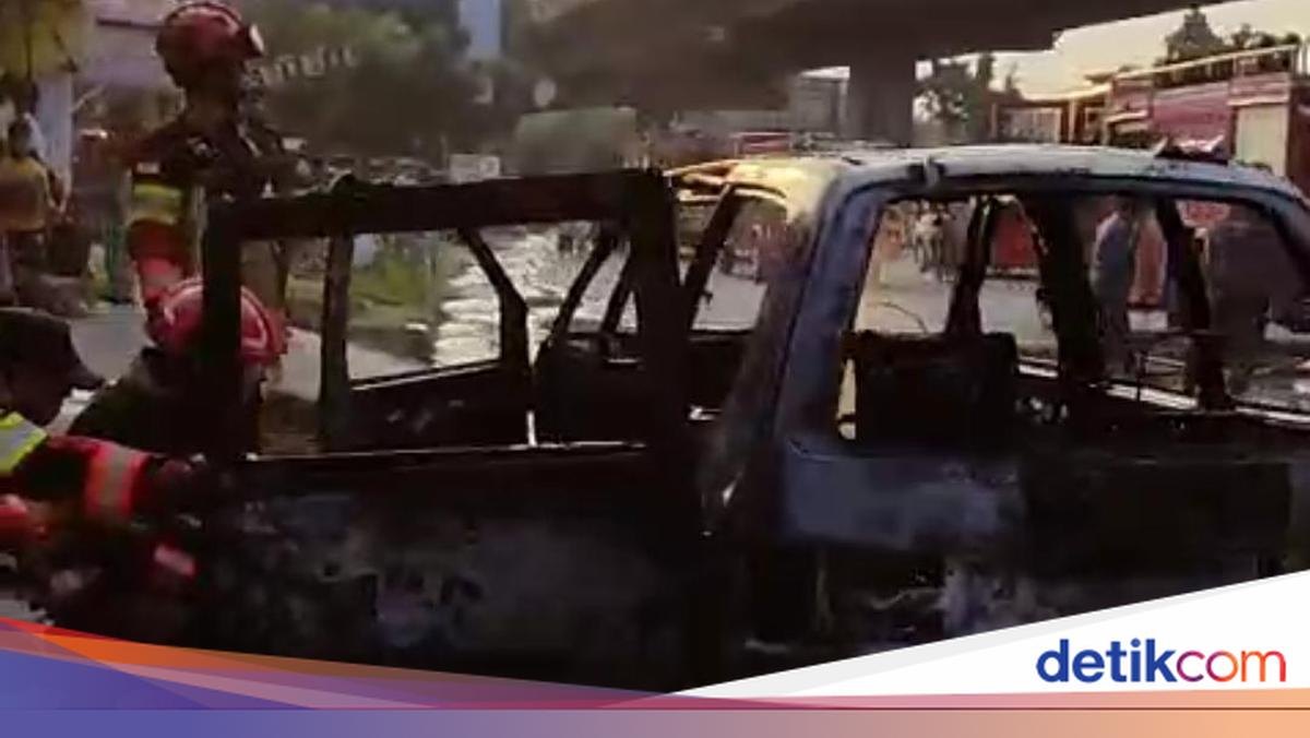 Mobil Terbakar di Tanah Sareal, Bogor dari Bawah Jok