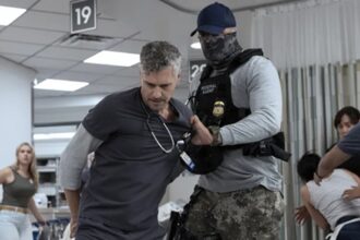 Ned Brower Babak Belur Demi Adegan Intens di 'The Pitt'