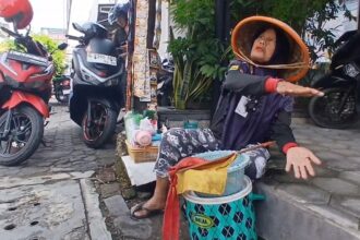 Nenek Juru Parkir Gagalkan Maling Rp3,6 Miliar, Dapat Hadiah Umrah
