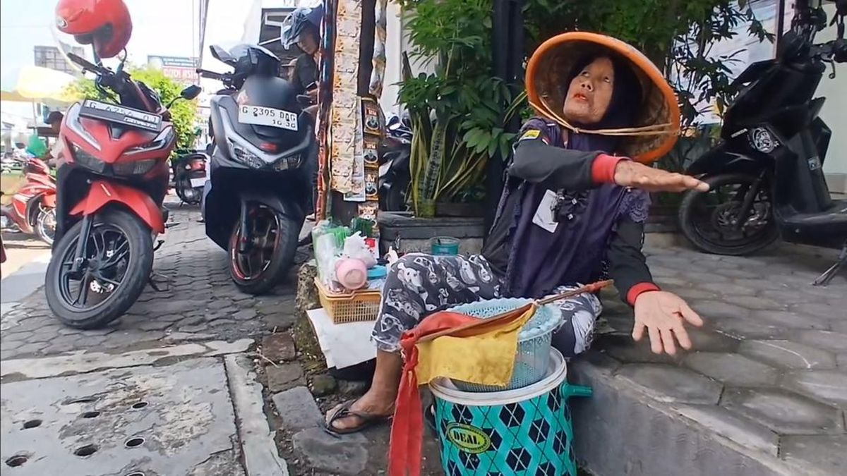 Nenek Juru Parkir Gagalkan Maling Rp3,6 Miliar, Dapat Hadiah Umrah