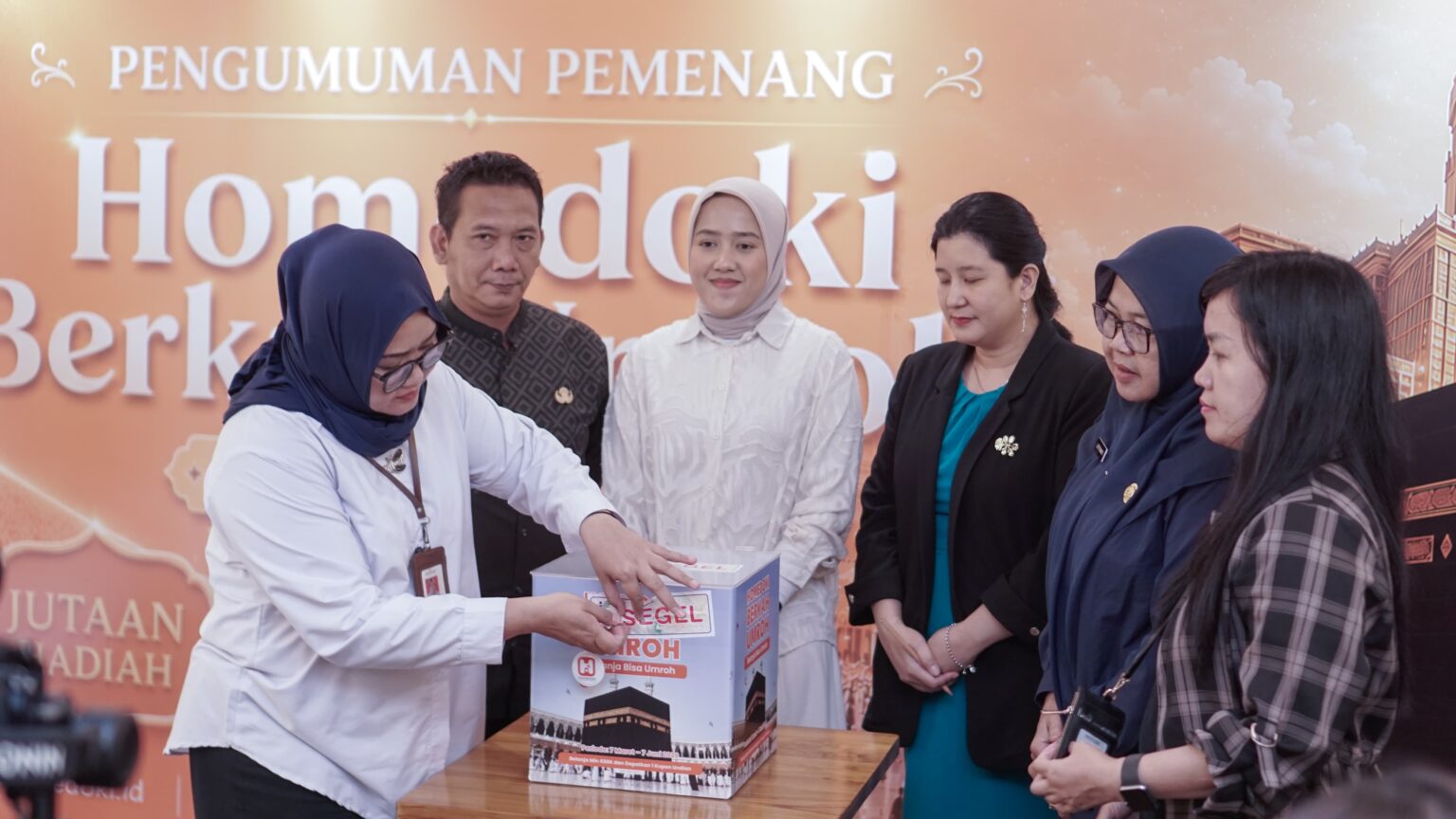 Pelanggan Pekanbaru Menangkan Undian Paket Umrah dari Homedoki