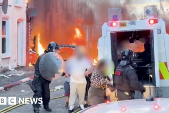 Penduduk Belfast Mengungsi Karena Pembakaran Mobil dan Rumah