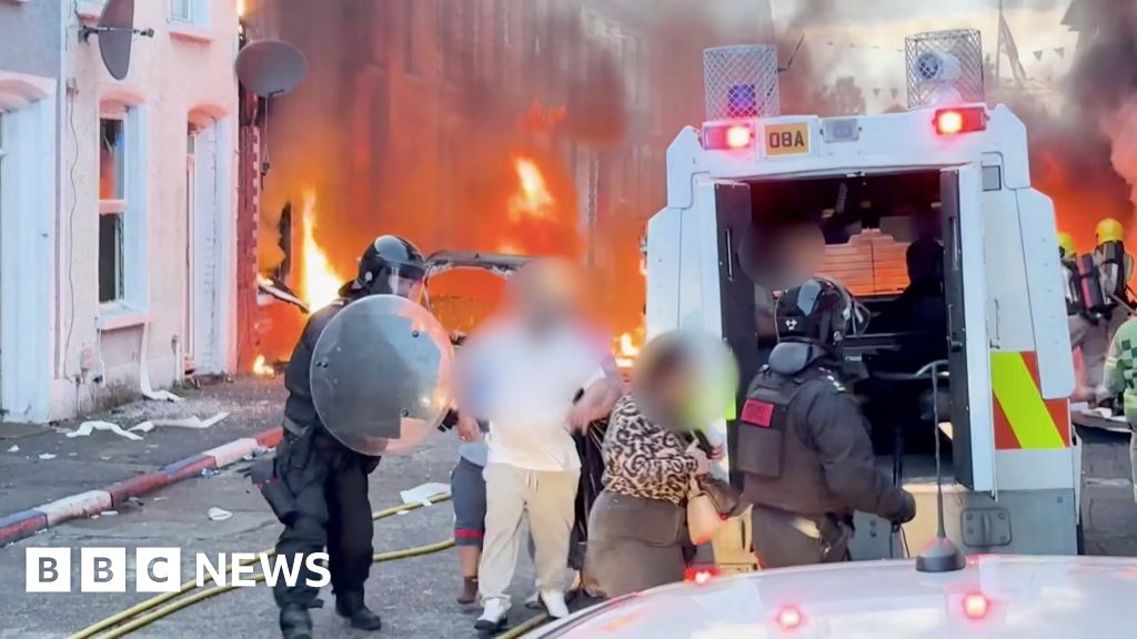 Penduduk Belfast Mengungsi Karena Pembakaran Mobil dan Rumah