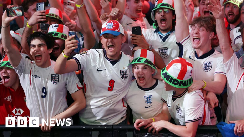 Penggemar Inggris Bergembira di Laga Pembuka Piala Dunia