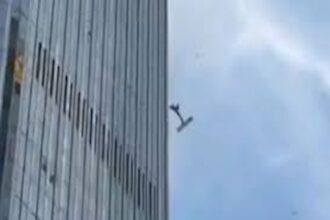 Pesawat Kecil Jatuh dan Tabrak CITIC Tower Beijing