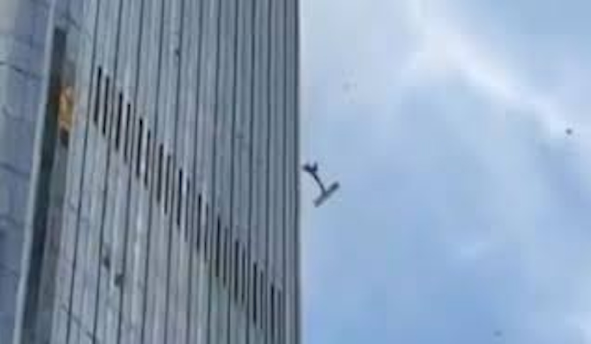 Pesawat Kecil Jatuh dan Tabrak CITIC Tower Beijing