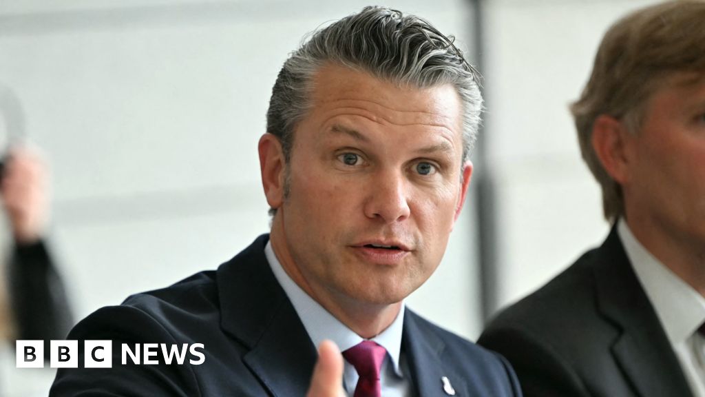Pete Hegseth Kecam Eropa Terkait Migrasi dalam Pidato D-Day