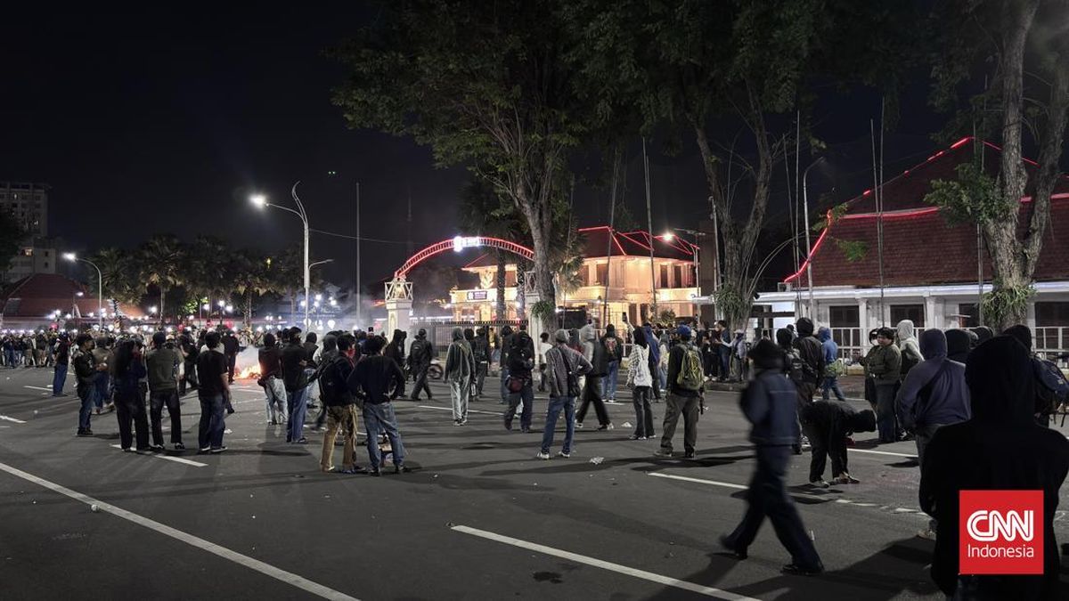 Polisi Tangkap Belasan Demonstran di Aksi Massa Surabaya