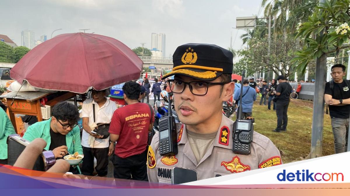 Polisi Terluka saat Hadapi Massa Demo di Gedung DPR