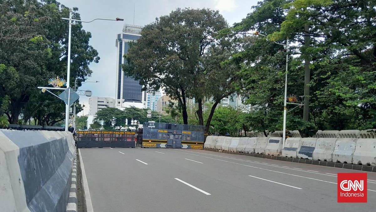 Polisi Tutup Jalan Medan Merdeka Selatan Akibat Demo Mahasiswa