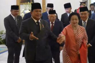 Prabowo dan Megawati Berjalan Bergandeng Tangan Usai Upacara Pancasila