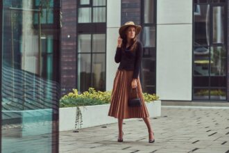 Rok Coklat Serasi dengan Baju Warna Apa? Simak 8 Ide