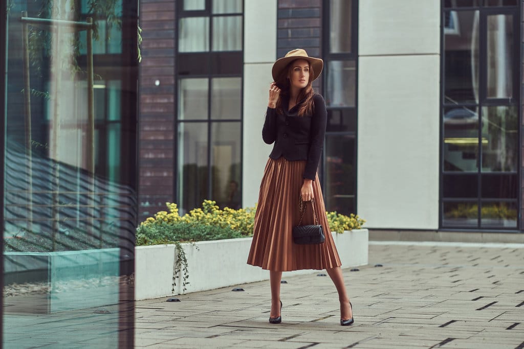 Rok Coklat Serasi dengan Baju Warna Apa? Simak 8 Ide