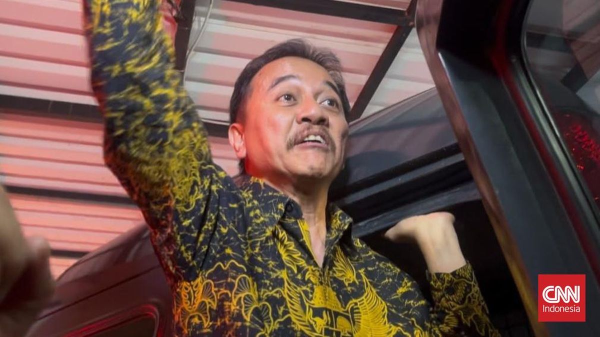 Roy Suryo Dibawa ke Kejari Jaksel, Soraki Semangat dan Merdeka