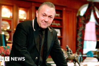Siapa David Sullivan: Bos Sepak Bola dan 'Raja Porno'