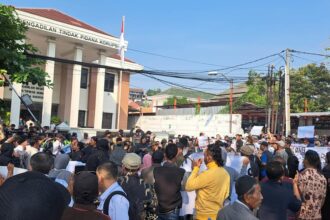 Sidang Perdana Bupati Pati Sudewo Diwarnai Aksi Pendukung