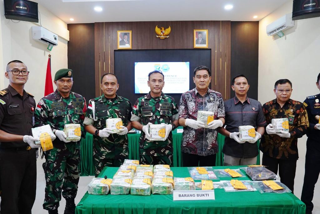 TNI AD Gagalkan Penyelundupan 21,4 Kg Sabu-Sabu di Entikong