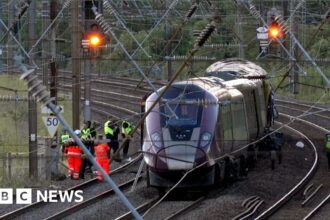 Tabrakan Kereta di Bedford Menyebabkan Pengemudi Tewas dan Puluhan Cedera