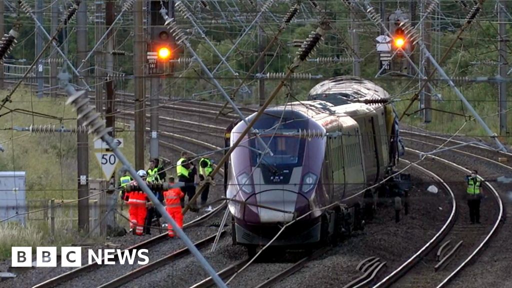 Tabrakan Kereta di Bedford Menyebabkan Pengemudi Tewas dan Puluhan Cedera