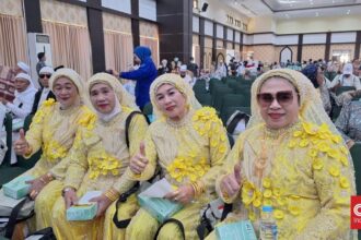 Tampilan Modis Jemaah Haji Bling-bling Dari Gowa
