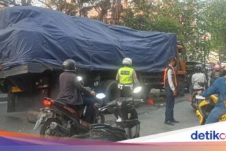 Truk Patah As Roda di Cengkareng Sebabkan Kemacetan