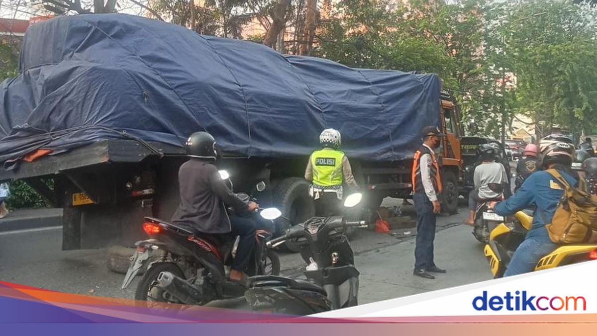 Truk Patah As Roda di Cengkareng Sebabkan Kemacetan