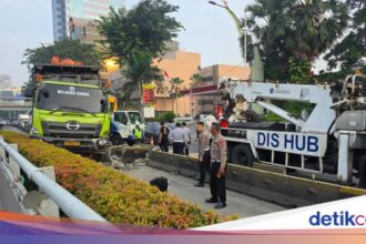 Truk Tabrak Separator Busway di Jalan MT Haryono, Lalu Lintas Macet