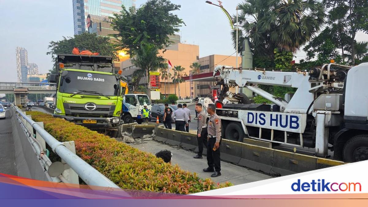Truk Tabrak Separator Busway di Jalan MT Haryono, Lalu Lintas Macet