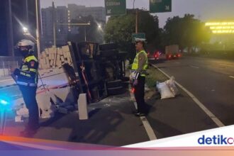 Truk Terbalik di Jl MT Haryono, Muatan Bangunan Berserakan