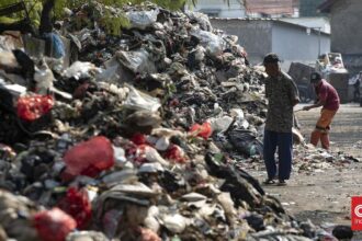 Tumpukan Sampah Menyumbat Akses di Gang Swadaya Cakung