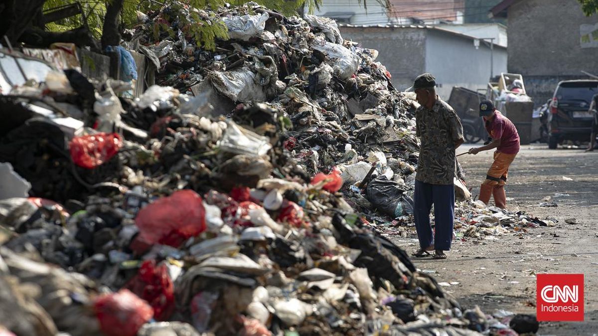 Tumpukan Sampah Menyumbat Akses di Gang Swadaya Cakung