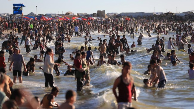Warga Gaza Padati Pantai di Tengah Konflik Berkepanjangan