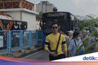 Warga Menolak Kenaikan Tarif Transjabodetabek yang Diwacanakan