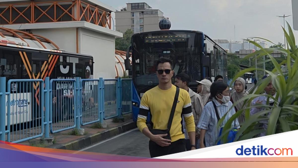 Warga Menolak Kenaikan Tarif Transjabodetabek yang Diwacanakan