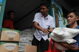 Warga Menteng Antusias Antre Bantuan Beras dan Minyak