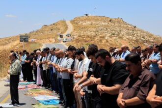 Warga Palestina Protes Pemukiman Israel dengan Salat Jumat di Jalan