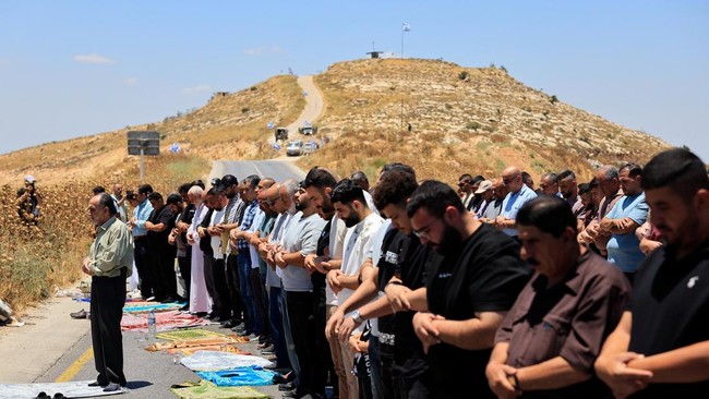 Warga Palestina Protes Pemukiman Israel dengan Salat Jumat di Jalan