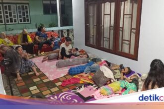Warga Palu Tidur di Luar Rumah Usai Gempa M 6,7