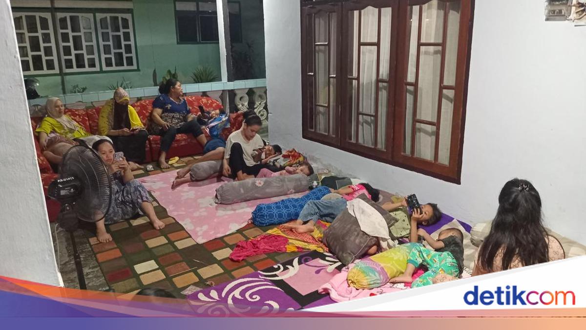 Warga Palu Tidur di Luar Rumah Usai Gempa M 6,7