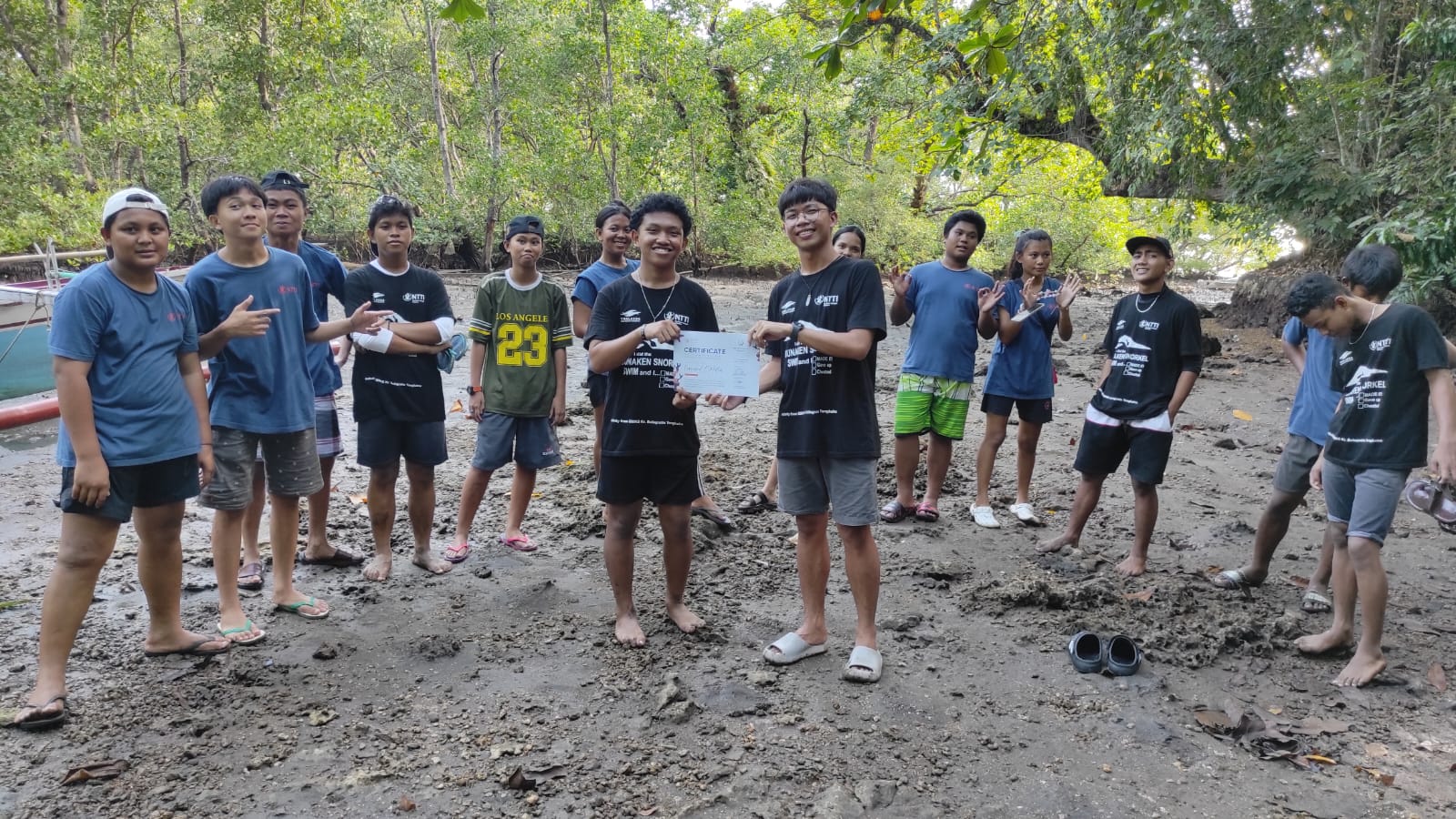 Pelajar SMK Kristen Solagratia Tongkaina tanam mangrove di pesisir pantai Manado 8 Pelajar SMK Kristen Solagratia Tongkaina tanam mangrove di pesisir pantai Manado