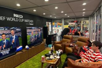 Dua Penggemar Sepak Bola Dibayar untuk Menonton Piala Dunia di Times Square