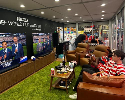 Dua Penggemar Sepak Bola Dibayar untuk Menonton Piala Dunia di Times Square