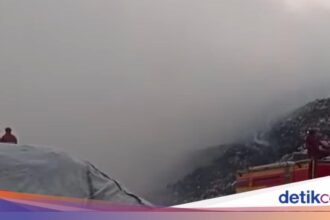 BPBD Tangerang Evakuasi 15 Warga Terdampak Kebakaran TPA Jatiwaringin