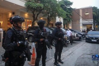 Brimob Bersenjata Kawal Ketat Penggeledahan Kafe di Cipete