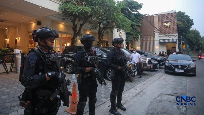 Brimob Bersenjata Kawal Ketat Penggeledahan Kafe di Cipete