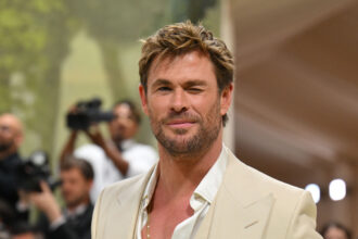 Chris Hemsworth Jadi Sorotan Setelah Terlihat di Costa Rica