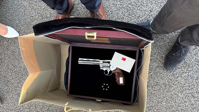 Erdogan Berikan Revolver Magnum kepada Bos NATO